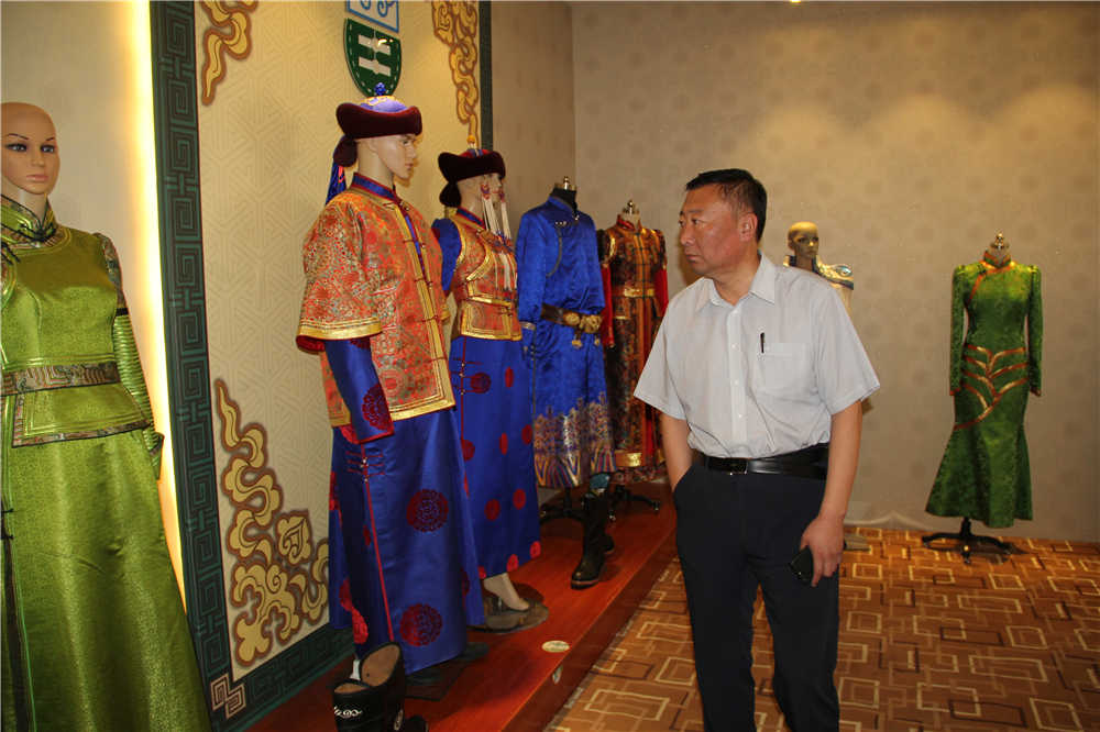 呼和浩特市人大常委會(huì)副主任、市工會(huì)主席斯欽畢力格一行深入內(nèi)蒙古德利源民族服飾有限公司開展調(diào)研工作。