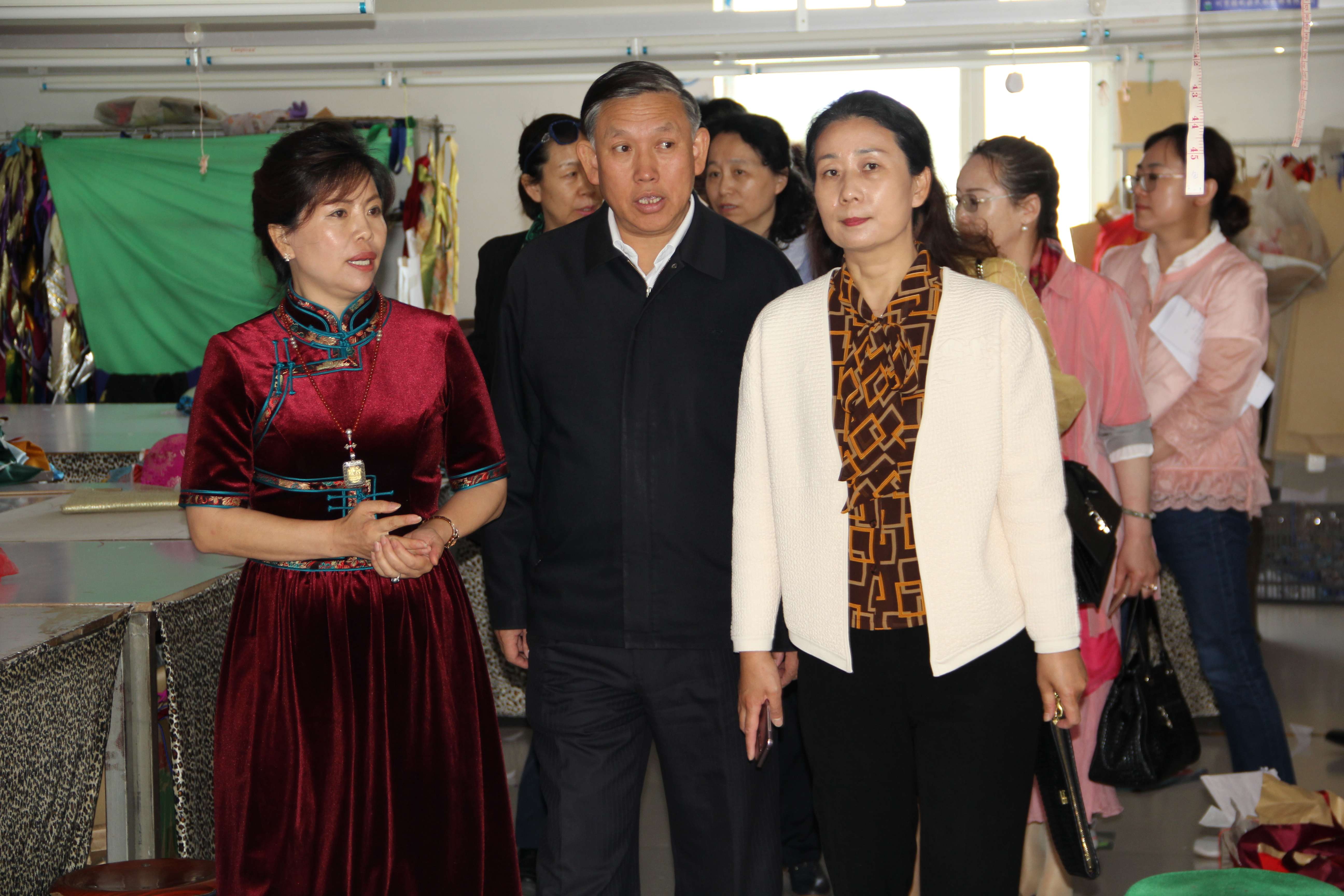 內(nèi)蒙古自治區(qū)政協(xié)調(diào)研組一行來(lái)到內(nèi)蒙古德利源民族服飾有限公司開展調(diào)研工作