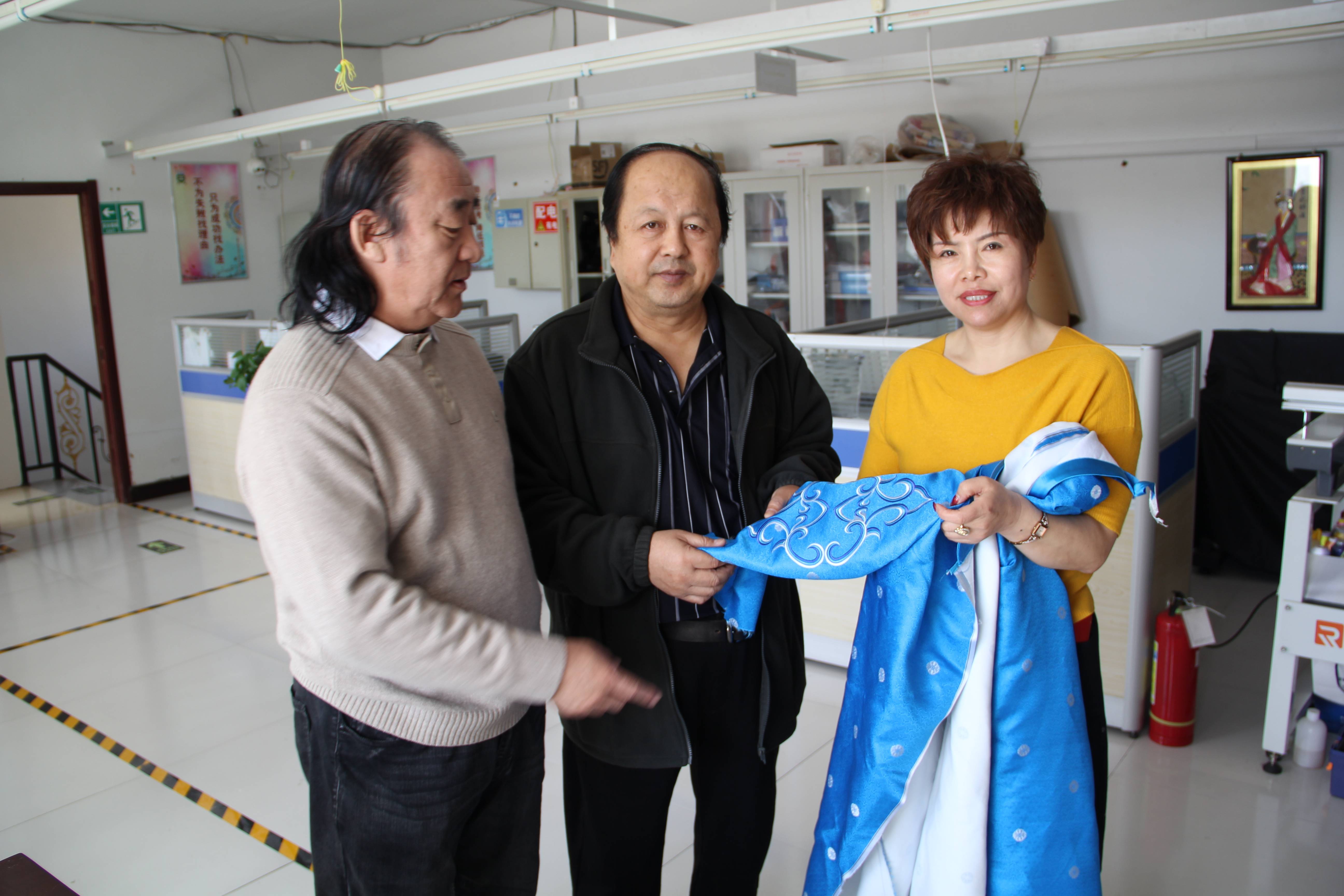 ?內(nèi)蒙古舞臺美術(shù)學(xué)會領(lǐng)導(dǎo)蒞臨內(nèi)蒙古德利源民族服飾有限公司進(jìn)行參觀和指導(dǎo)工作