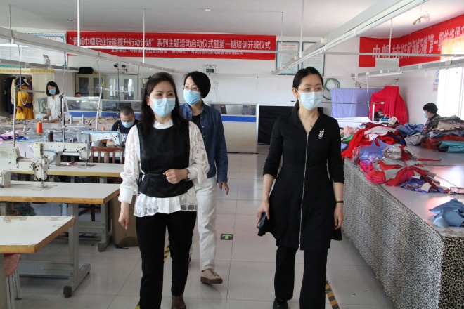 呼市總工會(huì)黨組成員、副主席云娜帶領(lǐng)調(diào)研組深入“德利源”公司開展調(diào)研